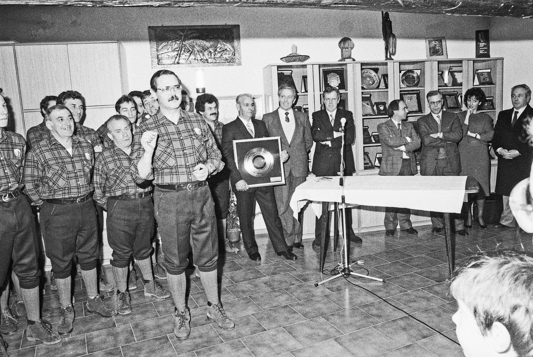 Foto storica del coro consegna disco d'oro